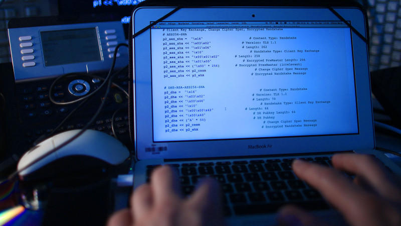 ARCHIV - Illustration - Ein Mann sitzt am 25.04.2013 in Köln (Nordrhein-Westfalen) vor einem Rechner, auf dessen Bildschirm ein Computer Quellcode zu sehen ist. Foto: Oliver Berg/dpa (zu dpa «NSA-Chef: Dutzende Terrorattacken verhindert - Neue Snowden-Vorwürfe» vom 13.06.2013) +++(c) dpa - Bildfunk+++