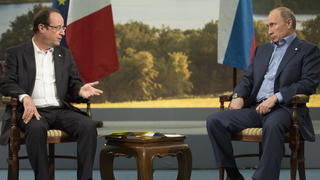 epa03748953 French President Francois Hollande (L) and Russian President Vladimir Putin (R) hold a bilateral meeting at the G8 Summit in Lough Erne, Northern Ireland, Britain, 17 June 2013. Leaders from Canada, France, Germany, Italy, Japan, Russia, USA and UK are meeting at Lough Erne in Northern Ireland for the G8 Summit 17-18 June. EPA/IAN LANGSDON / POOL +++(c) dpa - Bildfunk+++