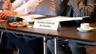 Blick in den Tagungssaal der Fluthilfekonferenz der Finanzminister der Länder in der Staatskanzlei in Potsdam (Brandenburg) am 18.06.2013. Rund acht Miliarden Euro sind als Fluthilfe für die betroffenen Bundesländer vorgesehen. Foto: Ralf Hirschberger/dpa +++(c) dpa - Bildfunk+++