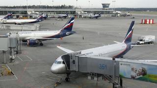 Aeroflot passenger planes are parked on the tarmac of Moscow's Sheremetyevo airport, June 24, 2013. An aircraft carrying fugitive former U.S. spy agency contractor Edward Snowden landed in Moscow on Sunday from Hong Kong after the Chinese territory allowed him to leave despite requests from Washington that he be arrested. Snowden is expected to try to fly to Cuba on Monday while he waits to hear if Ecuador will grant him asylum, so far eluding Washington's efforts to extradite him on espionage charges.  REUTERS/Sergei Karpukhin (RUSSIA  - Tags: TRANSPORT POLITICS)