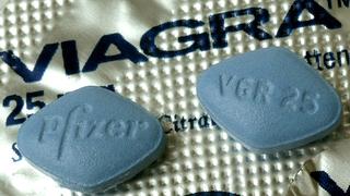 ARCHIV - Zwei Tabletten Viagra liegen auf der Medikamentenverpackung (Archivfoto vom 09.09.2003). Foto: Uli Deck dpa (zu dpa "Patentschutz für Viagra läuft aus - Preiskampf erwartet" vom 24.05.2013) +++(c) dpa - Bildfunk+++