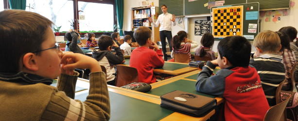 Schüler sitzen im Klassenzimmer einer Münchner Grundschule.