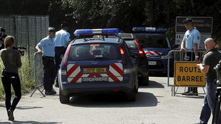 (ARCHIV) Die Polizei sperrt am 08.09.2012 die Straße zum Tatort des Mordes an einer britischen Familie bei Chevaline in den   französischen Alpen ab. In dem spektakulären Mord an einer Familie in den französischen Alpen im September 2012 ist ein 54-jähriger Mann in Großbritannien festgenommen worden. Dies teilte die Polizei in der Grafschaft Surrey am Montag mit. EPA/NORBERT FALCO/LE DAUPHINE ---FRANCE OUT--- +++(c) dpa - Bildfunk+++