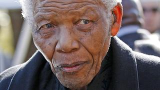 ARCHIV - Der ehemalige Präsident von Südafrika, Nelson Mandela, nimmt am 17.06.2010 an der Trauerfeier für seine Ur-Enkelin Zenani in Johannesburg, Südafrika, teil. Der Gesundheitszustand des südafrikanischen Nationalhelden Nelson Mandela bleibt «kritisch». Dies sagte Präsident Jacob Zuma am Montag in Johannesburg. Foto: Siphiwe Sibeko/dpa (zu dpa «Zuma: Nelson Mandelas Zustand «kritisch»» vom 24.06.2013) +++(c) dpa - Bildfunk+++