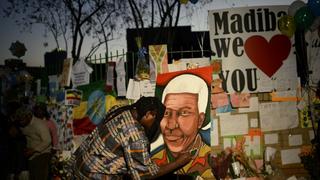 A man paints a portrait of ailing former South African President Nelson Mandela outside the Medi-Clinic Heart Hospital where he is being treated in Pretoria June 26, 2013.    REUTERS/Dylan Martinez (SOUTH AFRICA  - Tags: POLITICS HEALTH)  
