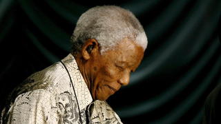 (FILE) A file photo dated 05 March 2008 shows former South African President Nelson Mandela during celebrations of his 90th birthday year in Johannesburg, South Africa. EPA/KIM LUDBROOK (zu dpa "Südafrikas Präsident: Mandelas Zustand «kritisch»" vom 23.06.2013) +++(c) dpa - Bildfunk+++