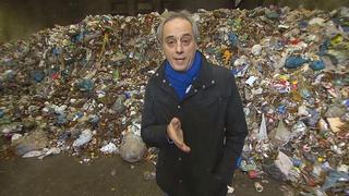 Christian Rach erklärt auf einer Müllhalde die Problematik von Lebensmittelverschwendung.