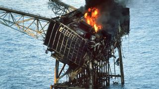 Blick auf die brennende Ölplattform "Piper Alpha" am 7.7.1988. Nach einer Serie von Explosionen in der Nacht vom 6.7.1988 auf der amerikanischen Ölplattform "Piper Alpha", rund 180 Kilometer vor der schottischen Küste, sind von den 232 Besatzungsmitgliedern 64 Überlebende, zum Teil schwer verletzt, bis zum Abend geborgen worden. Die meisten der 167 Todesopfer waren im Schlaf von den Flammen überrascht worden. Sie verbrannten in ihren Kabinen. Andere versuchten, sich durch einen Sprung von der über 30 Meter hohen Plattform in das 13 Grad kalte Wasser zu retten. Die Unglücksursache der 1976 in Dienst gestellten Plattform ist Spekulationen zufolge Materialermüdung. Nach Augenzeugenberichten wurde die Ölplattform unmittelbar nach der ersten Explosion in zwei Teile gerissen, das sich schnell ausbreitende Feuer verwandelte die "Piper Alpha" in Sekundenschnelle in ein Inferno.