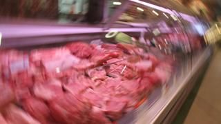 Fleisch liegt am Freitag (07.01.2011) in Berlin-Kreuzberg in einem Supermarkt in der Fleischtheke. Wegen des Dioxin-Skandals hat Südkorea die Einfuhr von deutschem Schweinefleisch und Geflügelprodukten gestoppt. Wie ein hoher Beamter im Landwirtschaftsministerium in Seoul am Samstag (08.01.2011) mitteilte, sei die Quarantänekontrolle von Fleischprodukten aus Deutschland eingestellt worden. Es handele sich um eine vorübergehende Maßnahme. Es sei aber kein formales Importverbot verhängt worden. Foto: Marc Tirl dpa/lbn  +++(c) dpa - Bildfunk+++