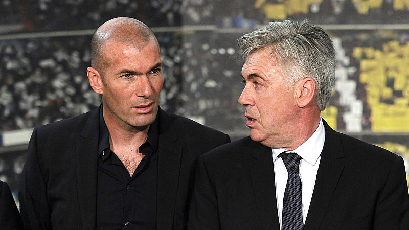 MADRID, SPAIN - JUNE 26:  Carlo Ancelotti (R) chats with former Real Madrid player Zinedine Zidane during Ancelotti's presentation as Real's new head coach at Estadio Bernabeu on June 26, 2013 in Madrid, Spain.  (Photo by Denis Doyle/Getty Images)