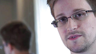 (FILE) A file video grab courtesy of British The Guardian newspaper, London 10 June 2013 showing former CIA employee Edward Snowden during an exclusive interview with the newspaper's Glenn Greenwald and Laura Poitras in Hong kong. During the interview he revealed himself as the source of documents outling a massive effort by the US national security agency to track cell phone calls and monitor the e-mail and internet traffic of virtually all Americans. EPA/Glenn Greenwald/Laura Poitras / HANDOUT MANDATORY CREDIT: GUARDIAN/GLENN GREENWALD/LAURA POITRAS HANDOUT EDITORIAL USE ONLY/NO SALES (zu dpa "«Guardian» veröffentlicht weiteres Snowden-Video" vom 08.07.2013) +++(c) dpa - Bildfunk+++