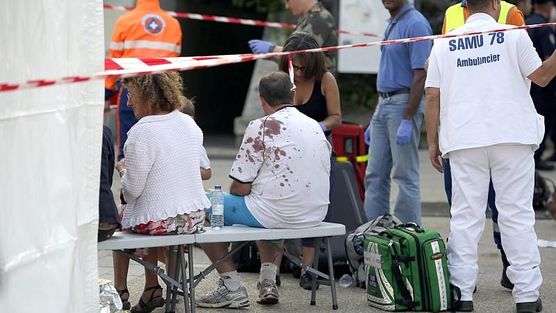 Injured persons get medical assistance next to the scene of an intercity train accident at the Bretigny-sur-Orge train station near Paris July 12, 2013. An intercity train headed for the central French city of Limoges derailed south of Paris on Friday, the national rail company SNCF said. Seven people died and several dozen were injured when a regional train derailed en route from Paris to the central city of Limoges, Interior Minister said.  REUTERS/Kenzo Tribouillard/Pool   (FRANCE - Tags: TRANSPORT DISASTER)