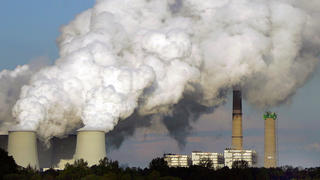 Das Braunkohlekraftwerk Jänschwalde der Vattenfall Europa AG (Archivfoto vom 10.05.2005). Neun der 30 schmutzigsten und ineffizientesten Kraftwerke Europas stehen nach einer Untersuchung des World Wildlife Fund (WWF) in Deutschland. Fünf davon seien unter den "Top Ten" der «Klimakiller». Nach der Untersuchung belastet eine Kilowattstunde Strom aus einem Braunkohlekraftwerk das Klima mit über einem Kilo Kohlendioxid (CO2). Der WWF forderte die Energieversorger auf, Kohle durch umweltfreundlichere Alternativen wie Gas und erneuerbare Energien zu ersetzen. Foto: Michael Hanschke (zu dpa 0240) +++(c) dpa - Bildfunk+++