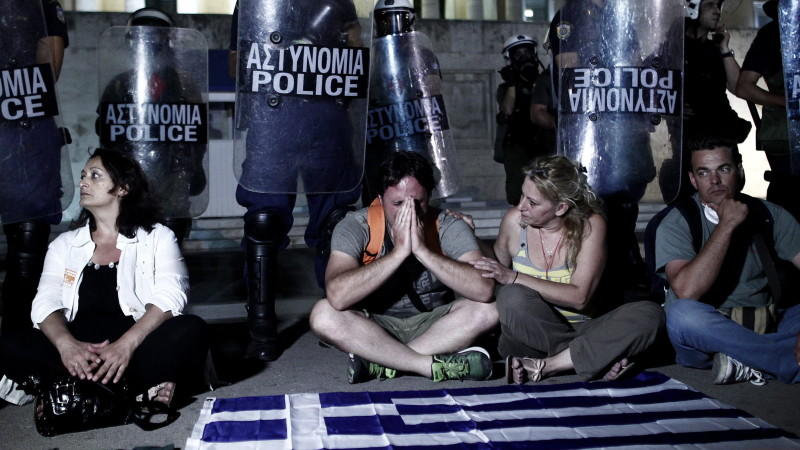 Wut über Massenentlassungen in Griechenland – Schäuble will in Athen beruhigen