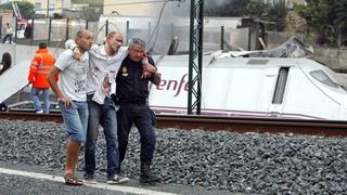 Rescue workers help a victim of a train crash near Santiago de Compostela, northwestern Spain, July 24, 2013. At least 56 people died after a train derailed in the outskirts of the northern Spanish city of Santiago de Compostela, the head of Spain's Galicia region, Alberto Nunez Feijoo, told Television de Galicia  MANDATORY CREDIT.  REUTERS/Monica Ferreiros/La Voz de Galicia  (SPAIN - Tags: DISASTER TRANSPORT TPX IMAGES OF THE DAY) SPAIN OUT. NO COMMERCIAL OR EDITORIAL SALES IN SPAIN. MANDATORY CREDIT