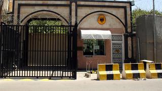 (FILE) A file picture dated on 04 October 2009, shows the main gate of the German Embassy in Sana'a, Yemen.  EPA/YAHYA ARHAB  (zu: "Westliche Botschaften in Nahost schließen wegen Terrorgefahr" vom 03.08.2013) +++(c) dpa - Bildfunk+++