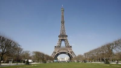 Der Eiffelturm von der Champs de Mars.