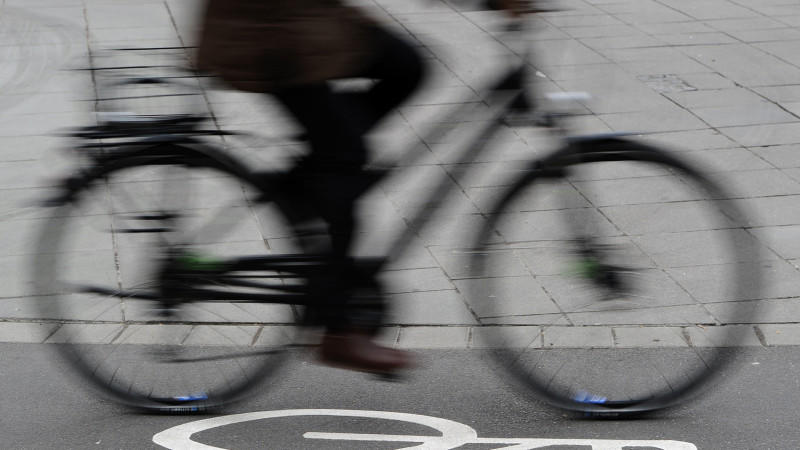 ARCHIV - Eine Frau fährt am 02.04.2013 in Stuttgart (Baden-Württemberg) mit ihrem Fahrrad über einen Radweg. Das statistische Bundesamt gibt am 29.05.2013 zum Tag des Fahrrades seine Zahlen bekannt. Foto: Daniel Bockwoldt/dpa +++(c) dpa - Bildfunk+++