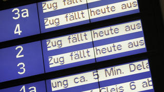 Auf einer digitalen Info-Tafel wird am 11.08.2013 im Hauptbahnhof in Mainz (Rheinland-Pfalz) auf ausgefallene Zugverkehr hingewiesen. Die Probleme am Mainzer Hauptbahnhof werden von Montag (12.08.2013) an noch größer. Bisher gab es abends und nachts Zugausfälle und Umleitungen, vor allem bei Fernzügen. Die Einschränkungen gelten nun ganztätig und treffen Tausende Pendler im ganzen Rhein-Main-Gebiet. Für Regionalzüge bietet die Bahn nach eigenen Angaben nur einen Stunden- statt Halbstundentakt an. Nur noch wenige Fernzüge halten im Hauptbahnhof, viele werden umgeleitet.  Foto: Fredrik von Erichsen/dpa +++(c) dpa - Bildfunk+++
