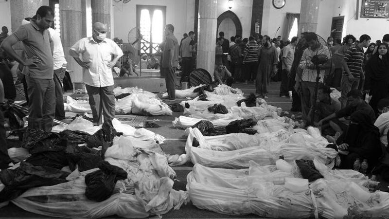 In einer Moschee in Ägypten sind hunderte Tote aufgebahrt.