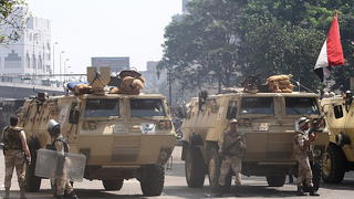 epa03827959 Egyptian soldiers take position during clashes with Egyptians supporting ousted President Mohamed Morsi near al-Fateh mosque on Ramses Square, Cairo, Egypt, 17 August 2013. A besieged mosque in central Cairo was the site of a tense standoff on 17 August between Egyptian security forces surrounding it and hundreds of backers of toppled president Morsi trapped inside. An estimated 700 Morsi supporters took refuge in the mosque following clashes with security forces in the area. More than 50 people were killed a day earlier in violence across Egypt, according to security sources. EPA/KHALED ELFIQI +++(c) dpa - Bildfunk+++