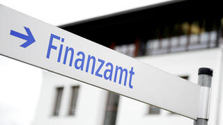Ein Schild weist den Weg zum Finanzamt in Miesbach (Bayern) am 22.04.2013. Foto: Tobias Hase/dpa +++(c) dpa - Bildfunk+++