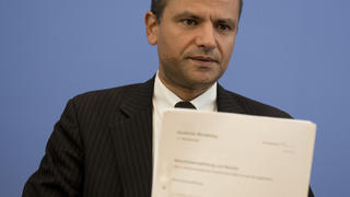 Den Abschlussbericht des NSU-Untersuchungsausschusses zeigt Sebastian Edathy (SPD), Vorsitzender des Ausschusses am 22.08.2013 in der Bundespressekonferenz in Berlin. Foto: Rainer Jensen/dpa +++(c) dpa - Bildfunk+++