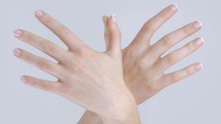 beautiful woman hands with french manicure Keine Weitergabe an Drittverwerter.