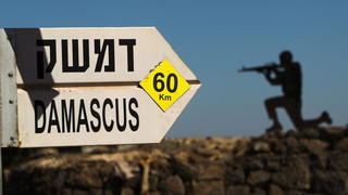 epa03841740 Model of an Israeli soldier next to a road sign shows the direction and distance to Damascus at a tourist site in the Golan Heights, near the Israeli-Syrian border, 29 August 2013. Israel authorized mobilization of reservists and put its anit-missile batteries on alert as tensions over the situation in Syria rise. EPA/ATEF SAFADI +++(c) dpa - Bildfunk+++