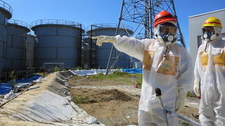 epa03837991 A handout picture provided by Tokyo Electric Power Co. (Tepco), shows Japanese Minister of Economy, Trade and Industry Toshimitsu Motegi (L) pointing to contaminated water storage tanks during his visit at the crippled Fukushima Daiichi Nuclear Power Plant in Okuma, northeast of Tokyo, Fukushima Prefecture, Japan, 26 August 2013. Tepco is struggling on containing highly-contaminated water leaking at its damaged plant in Fukushima. EPA/TEPCO / HANDOUT HANDOUT EDITORIAL USE ONLY/NO SALES +++(c) dpa - Bildfunk+++