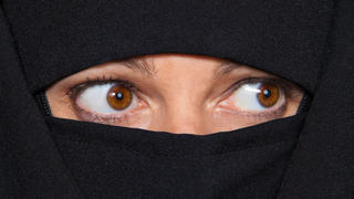 Symbolfoto Islam. Muslimische mit Burka ist verschleiert. / symbol photo islam. Muslim with burka. Keine Weitergabe an Drittverwerter.