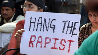 ARCHIV - Mit Plakaten auf denen Slogans wie "Hang the rapist" (Hängt den Vergewaltiger) protestieren Inder am 29.12.2012 in Mumbai, Indien, für die Todesstrafe gegen die Täter einer Massenvergewaltigung. Sechs Männer hatten eine Studentin vergewaltigt, die später an den Folgen der Tat starb. Drei Monate nach der mörderischen Gruppenvergewaltigung ist der mutmaßliche Drahtzieher tot in seiner Gefängniszelle aufgefunden worden.  Foto: Divyakant Solanki/epa/dpa   (zu dpa "Massenvergewaltigung in Indien: Verdächtiger erhängt aufgefunden" vom 11.03.2013) +++(c) dpa - Bildfunk+++