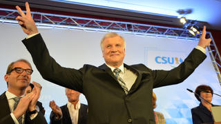 Der bayerische Ministerpräsident und CSU-Vorsitzende Horst Seehofer winkt am 15.09.2013 in München (Bayern) nach der Bekanntgabe der ersten Hochrechnungen zur Landtagswahl in Bayern zu seinen Anhängern. Foto: Inga Kjer/dpa +++(c) dpa - Bildfunk+++