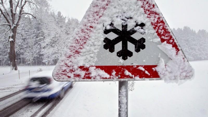 Auto fahren bei Schnee: Das sollten Sie beachten, um Bußgelder zu