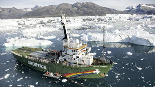 ARCHIV - HANDOUT - Das Greenpeace-Schiff «Arctic Sunrise» fährt am 20.08.2009 zwischen Treibeis und Eisbergen vor dem Helheim-Gletscher im Südosten von Grönland. Nach einer Protestaktion von Greenpeace in der russischen Arktis hat die Küstenwache nach Angaben der Umweltschützer deren Schiff «Arctic Sunrise» gestürmt. Foto: Nick Cobbing/Greenpeace (zu dpa 1557 vom 19.09.2013 - ACHTUNG: Verwendung nur für redaktionelle Zwecke im Zusammenhang mit der Berichterstattung über Greenpeace und bei Urheber-Nennung) +++(c) dpa - Bildfunk+++