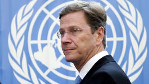 Außenminister Guido Westerwelle (FDP) passiert am Samstag (25.09.2010) während der 65. Generalversammlung der Vereinten Nationen in New York das Logo der UN. Westerwelle hat sich vor seiner erste Rede in der UN-Vollversammlung optimistisch über die Chancen Deutschlands geäußert, einen Sitz im Sicherheitsrat zu bekommen. Foto: Hannibal dpa  +++(c) dpa - Bildfunk+++