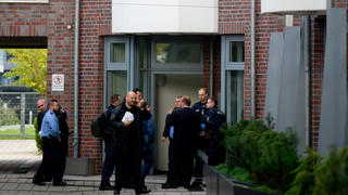 Polizeibeamte sichern am 26.09.2013 einen Hinterhof im Berliner Stadtteil Kreuzberg. Hier wurden zwei Polizeibeamte bei einem Einsatz verletzt. Weitere Einzelheiten konnten noch nicht mitgeteilt werden. Foto: Kay Nietfeld/dpa +++(c) dpa - Bildfunk+++