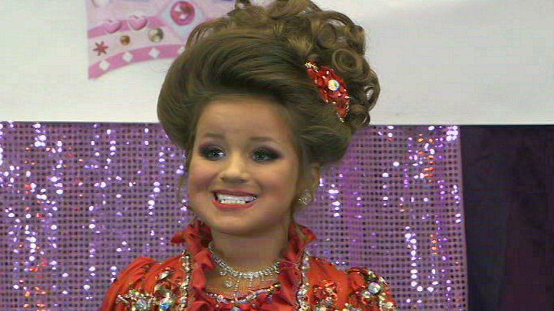 Kleine Mädchen auf Superstar getrimmt