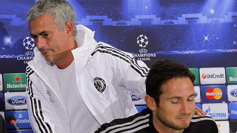 epa03890022 Chelsea FC's Portuguese head coach Jose Mourinho (L) and Frank Lampard (R) leave a press conference at the National Arena stadium in Bucharest, Romania, 30 September 2013. Chelsea will face Steaua Bucharest in the UEFA Champions League Group E soccer match on 01 October 2013. EPA/ROBERT GHEMENT +++(c) dpa - Bildfunk+++
