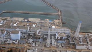 epa03874469 A handout file picture provided by Air Photo Service on 30 March 2011 shows an aerial photo taken by a small unmanned drone of the damaged units of Tokyo Electric Power Co (TEPCO) Fukushima Daiichi nuclear power plant in the town of Okuma, Futaba district, Fukushima prefecture, Japan, 20 March 2011. EPA/AIR PHOTO SERVICE / HANDOUT HANDOUT EDITORIAL USE ONLY/NO SALES (zu dpa "Weiteres Leck in Fukushima entdeckt" vom 03.10.2013) +++(c) dpa - Bildfunk+++
