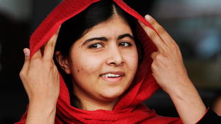 FILES - Malala Yousafzai during the official opening of the Library of Birmingham in Birmingham, Britain, 03 September 2013. EPA/FACUNDO ARRIZABALAGA (zu dpa "Malala bei der Queen - Für Friedensnobelpreis im Gespräch " vom 07.10.2013) +++(c) dpa - Bildfunk+++