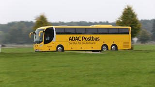 adac-postbus-in-fahrt.jpg