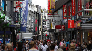 Die Einkaufsmeile Hohe Strasse fotografiert am Mittwoch (22.08.2012) in Köln. Foto: Oliver Berg dpa/lnw