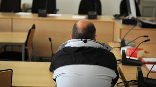 ARCHIV - Der Angeklagte Thomas Drach sitzt am 13.10.2011 im Saal 288 des  Landgerichts Hamburg. Im Prozess gegen den Reemtsma-Entführer Thomas Drach hat die Staatsanwaltschaft am Dienstag zweieinhalb Jahre Haft und anschließende Sicherungsverwahrung gefordert. Foto: Christian Charisius dpa/lno  +++(c) dpa - Bildfunk+++