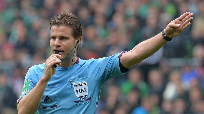 ARCHIV - Schiedsrichter Felix Brych gestikuliert am 14.09.2013 während des Spiels Werder Bremen gegen Eintracht Frankfurt. Foto: Carmen Jaspersen/dpa (zu dpa «Schiedsrichter Brych nach Phantom-Tor: «Ich hatte leichte Zweifel»» vom 18.10.2013) +++(c)
