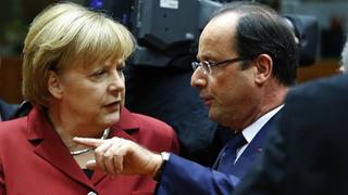 Germany's Chancellor Angela Merkel (L) talks with France's President Francois Hollande (R) at a European Union leaders summit in Brussels October 24, 2013. German and French accusations that the United States has run spying operations in their countries, including possibly bugging Chancellor Angela Merkel's mobile phone, are likely to dominate a meeting of EU leaders starting on Thursday. The two-day Brussels summit, called to tackle a range of social and economic issues, will now be overshadowed by debate on how to respond to the alleged espionage by Washington against two of its closest European Union allies.      REUTERS/Yves Herman (BELGIUM - Tags: POLITICS)