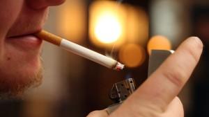 ARCHIV - Ein Gast Mann sich eine Zigarette an (Archivfoto vom 23.01.2009).  Etwa sechs Millionen Menschen sterben einer neuen Studie zufolge pro Jahr an den Folgen des Tabakkonsums. Ein Drittel davon stirbt an Krebs, wie aus der Untersuchung der Welt- Lungen-Stiftung und der Amerikanischen Krebsgesellschaft hervorgeht. Foto: Lukas Barth +++(c) dpa - Bildfunk+++