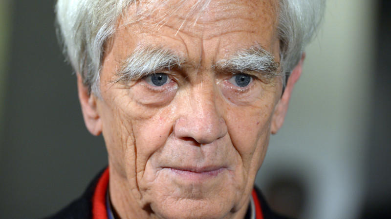 Der Bundestagsabgeordnete von Bündnis 90/Die Grünen, Hans-Christian Ströbele gibt am 06.11.2013 in Berlin vor Beginn einer Sondersitzung des Parlamentarischen Kontrollgremiums für die Geheimdienste ein Interview. Die Chefs von Bundesnachrichtendienst