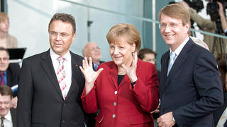 Bundeskanzlerin Angela Merkel (CDU, M), Kanzleramtsminister Ronald Pofalla (CDU, r) und Bundesinnenminister Hans-Peter Friedrich (CSU) nehmen am Dienstag (24.04.2012) im Bundeskanzleramt in Berlin an einer Tagung zum demografischen Wandel in Deutschland teil. Vor allem in strukturschwachen Gebieten zeigt der demografische Wandel immer drastischere Folgen. Foto: Tim Brakemeier dpa/lbn  +++(c) dpa - Bildfunk+++