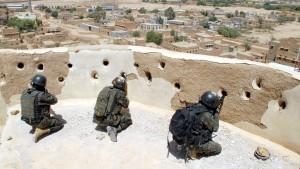 FILES - An undated handout picture released 01 October 2009 by the Yemeni Army, shows Yemeni soldiers in position allegedly during a fight against Shiite al-Houthi rebels in the northern Yemeni province of Saada. Yemen, which is part of Arabian Penin
